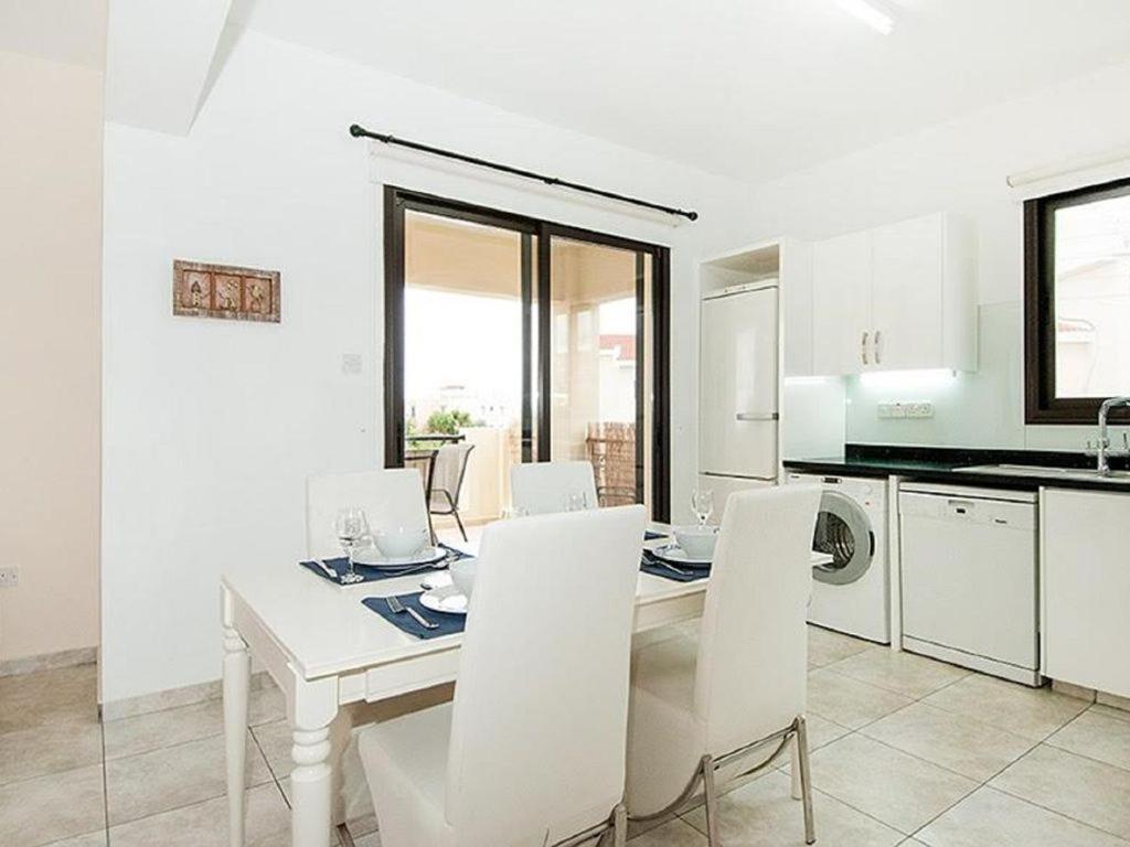 Beautiful 2-Bedroom Apartment - Great Location Paphos Extérieur photo