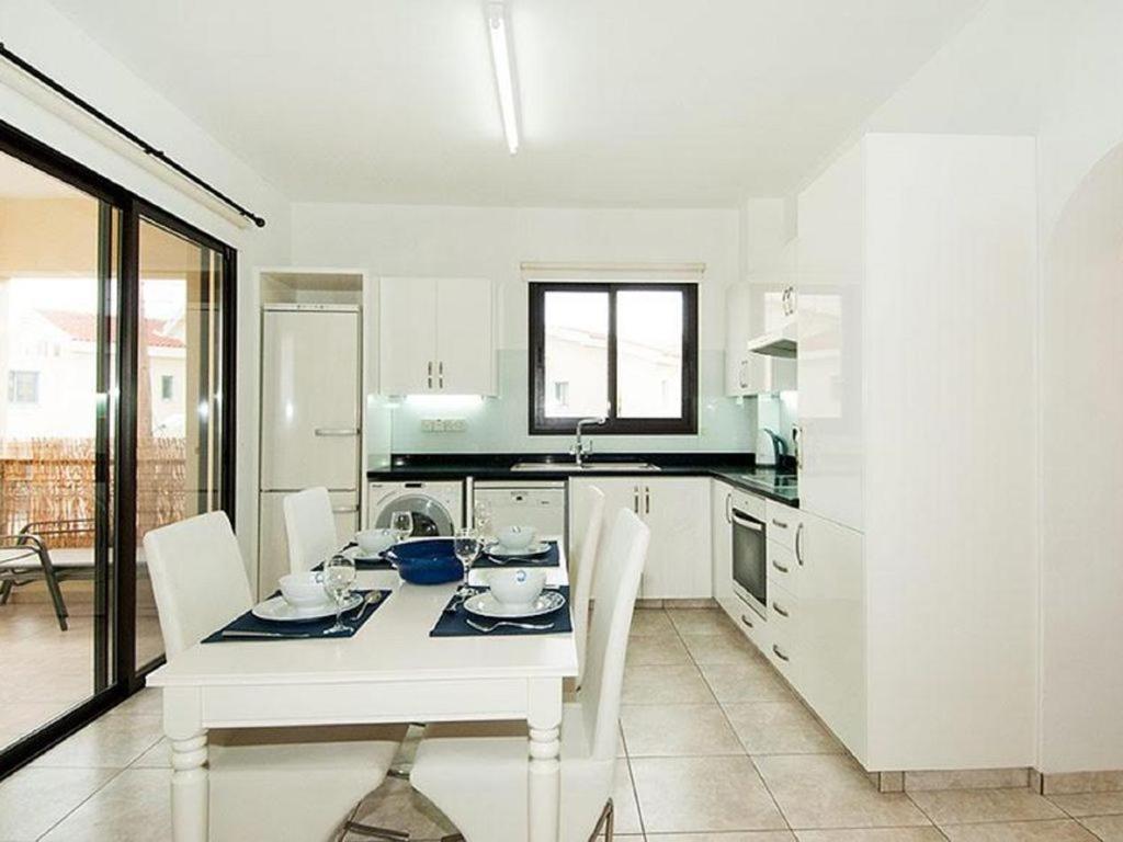 Beautiful 2-Bedroom Apartment - Great Location Paphos Extérieur photo