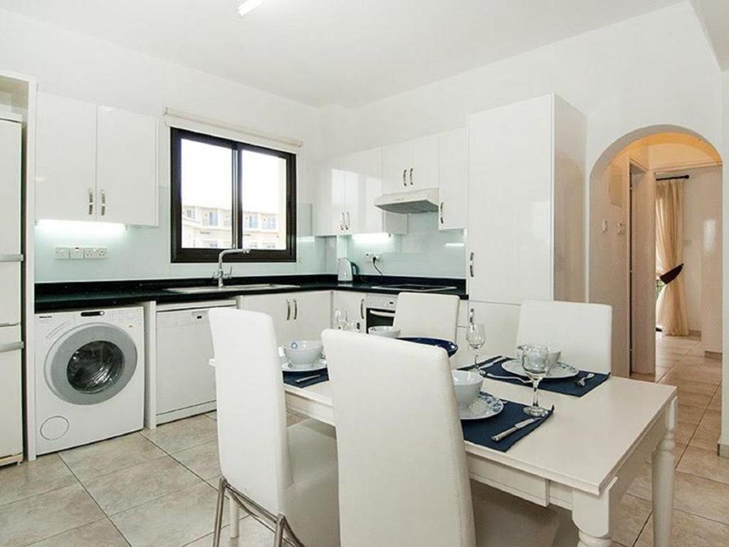 Beautiful 2-Bedroom Apartment - Great Location Paphos Extérieur photo